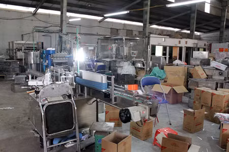 Sử dụng dây chuyền để sản xuất rượu giả vào ban đêm.