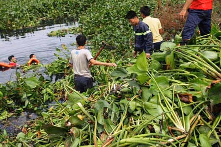Lực lượng cứu hộ nỗ lực tìm kiếm nạn nhân, trong lúc Hiệp nằm ngủ ở nhà trọ.
