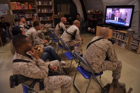 Trung đoàn thủy quân lục chiến xem truyền hình Tổng thống Barack Obama công bố cái chết của Osama bin Laden.Tổng thống Barack Obama và các trợ lý thân cận nhất trong Chính phủ Mỹ theo dõi trực tiếp 40 phút thực hiện chiến dịch của SEAL Team Six tại Pakistan ngày 1/5.