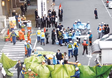 Nhân viên cứu hộ tại một tòa nhà sau trận động đất ở khu tài chính của Tokyo.