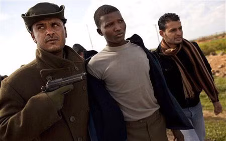 Một lính đánh thuê ở Libya bị quân nổi dậy bắt giữ.