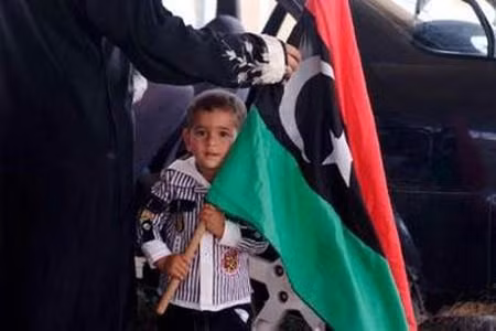 Tương lai nào cho những đứa trẻ Libya phải tháo chạy khỏi quê hương cùng cha mẹ bởi những cuộc không kích của NATO và trận chiến giữa quân đội chính phủ với lực lượng chống đối. (Ảnh: Reuters).