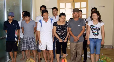 Những “nhân vật” trong “boong ke” cờ bạc.