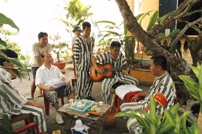 Các phạm nhân trong đội văn nghệ đang tập luyện để chuẩn bị cho chương trình chào mừng đợt đặc xá 2-9.