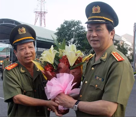 Đại tá Nguyễn Minh Kha, Giám đốc Công an Cần Thơ tặng hoa Đại tướng Trần Đại Quang, Ủy viên Bộ Chính trị, Bộ trưởng Bộ Công an.