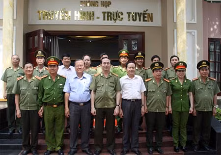 Đại tướng Trần Đại Quang, Ủy viên Bộ Chính trị, Bộ trưởng Bộ Công an cùng đoàn công tác, lãnh đạo Thành ủy, UBND, Ban giám đốc Công an và Sở Cảnh sát PCCC Cần Thơ.