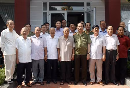 Đại tướng Trần Đại Quang, Ủy viên Bộ Chính trị, Bộ trưởng Bộ Công an cùng lãnh đạo Thành ủy, UBND, các đồng chí nguyên lãnh đạo Đảng, các đồng chí lão thành cách mạng và cán bộ Công an hưu trí tại Cần Thơ.