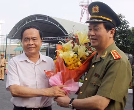 Đồng chí Trần Thanh Mẫn, Ủy viên TW Đảng, Bí thư Thành ủy Cần Thơ tặng hoa Đại tướng Trần Đại Quang, Ủy viên Bộ Chính trị, Bộ trưởng Bộ Công an.