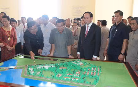 Đại tướng Trần Đại Quang, Bộ trưởng Bộ Công an Việt Nam cùng Thủ tướng Campuchia Hun Sen và Phó Thủ tướng kiêm Bộ trưởng Bộ Nội vụ Sar Kheng xem sa bàn Trường Đại học Chia Sim ở tỉnh Prây Veng, Vương quốc Campuchia, tháng 6/2013.
