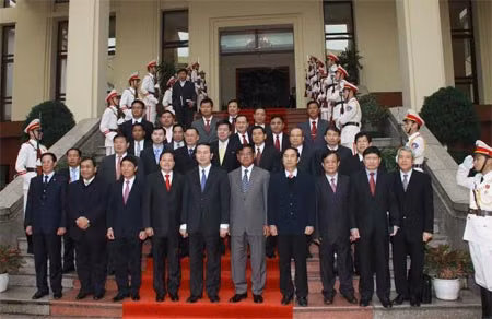 Đoàn đại biểu cấp cao Bộ Công an Việt Nam do Đại tướng Trần Đại Quang, Bộ trưởng dẫn đầu và Đoàn đại biểu cấp cao Bộ Nội vụ Campuchia do ngài Sar Kheng, Phó Thủ tướng, Bộ trưởng Bộ Nội vụ dẫn đầu chụp ảnh lưu niệm sau cuộc Hội đàm tại Hà Nội, tháng 1/2013. Ảnh: Công Gôn.