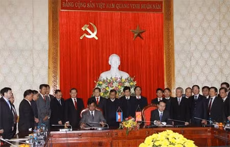 Đại tướng Trần Đại Quang, Bộ trưởng Bộ Công an Việt Nam; ngài Sar Kheng, Phó Thủ tướng, Bộ trưởng Bộ Nội vụ Campuchia ký Kế hoạch hợp tác năm 2013 giữa hai Bộ tại Hà Nội, tháng 1/2013. Ảnh: Công Gôn.
