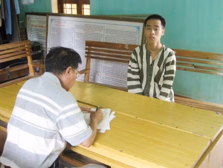 Điều tra viên cao cấp lấy lời khai của Nguyễn Đăng Bình.