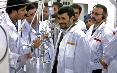 Tổng thống Iran Mahmoud Ahmadinejad trong một chuyến thăm nhà máy điện hạt nhân Bushehr.