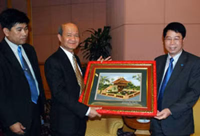 Trung tướng Bùi Văn Nam, Thứ trưởng Bộ Công An (phải) tặng quà lưu niệm cho Đại tướng Wutthi Phuawade - Phó Tổng Tư lệnh Cảnh sát Hoàng gia Thái Lan.