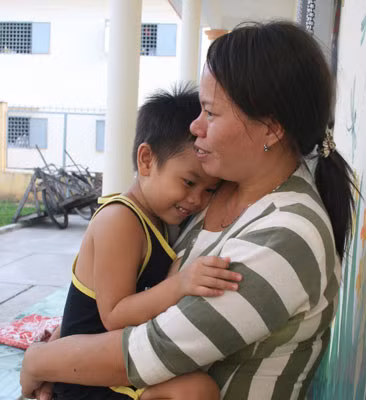 Hai mẹ con Lê Thị Hoài Thanh trong Trại giam Thủ Đức.