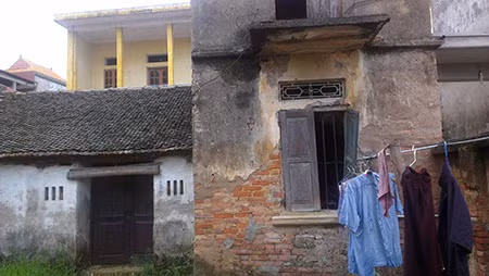 Căn nhà xập xệ của lão Long.