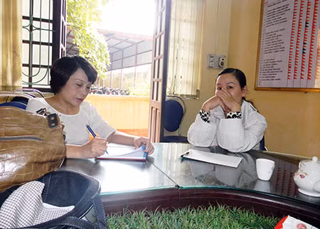 Đối tượng Nguyễn Thị Lanh (bên phải).