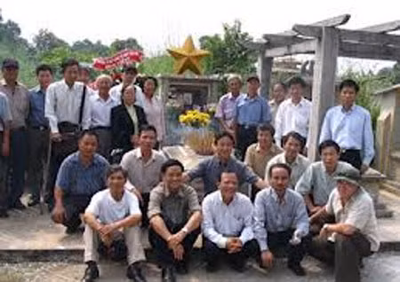 Thầy trò TSQ Nguyễn Văn Trỗi trước mộ anh ở Nghĩa trang Văn Giáp.