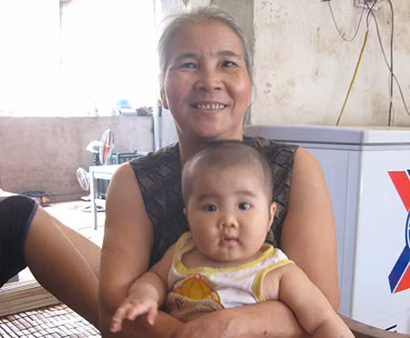 Bà Hồ Thị Kim Nhường đang kể lại chuyện con dâu mình.