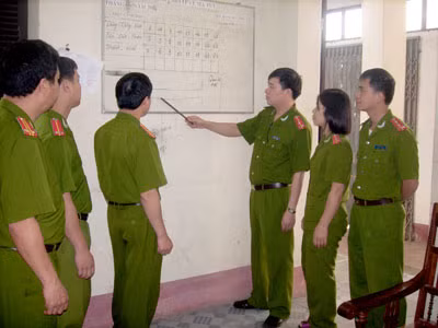 Các trinh sát Đội CSĐT tội phạm về ma tuý, CATP Lạng Sơn bàn kế hoạch phá án.