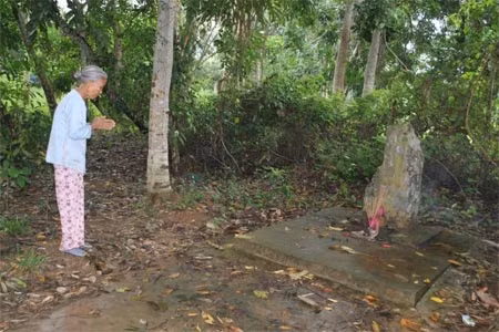 Bà Nguyễn Thị Dần, năm nay đã 84 tuổi vẫn còn vẻ sợ sệt khi dẫn chúng tôi đến thăm hòn đá.
