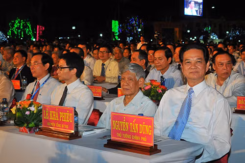 Thủ tướng Chính phủ Nguyễn Tấn Dũng; nguyên Tổng bí thư Lê Khả Phiêu dự Lễ khai mạc Festival Đờn ca tài tử quốc gia lần thứ I – Bạc Liêu 2014. Chương trình Lễ khai mạc hoành tráng, ấn tượng mang chủ đề Tình người, tình đất Phương Nam.