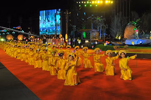Thủ tướng Chính phủ Nguyễn Tấn Dũng; nguyên Tổng bí thư Lê Khả Phiêu dự Lễ khai mạc Festival Đờn ca tài tử quốc gia lần thứ I – Bạc Liêu 2014. Chương trình Lễ khai mạc hoành tráng, ấn tượng mang chủ đề Tình người, tình đất Phương Nam.