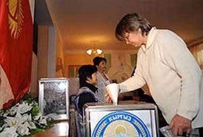 Cử tri Kyrgyzstan bỏ phiếu tại một điểm bầu cử ở thủ đô Bishkek.