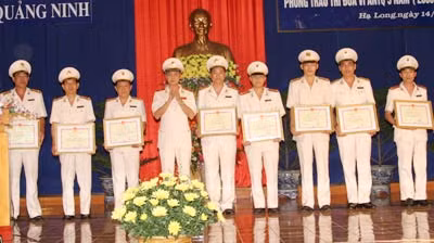 Trung tá Phạm Văn Chương (thứ 2 từ phải sang) tại Hội nghị tổng kết, tuyên dương điển hình tiên tiến phong trào thi đua Vì ANTQ 5 năm.