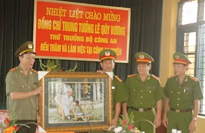 Thứ trưởng Lê Quý Vương tặng Công an huyện Đoan Hùng bức tranh Bác Hồ.