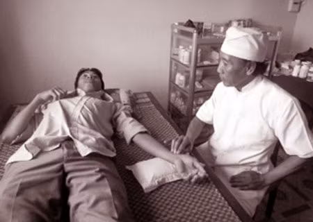 Tư Lý khám chữa bệnh miễn phí cho người dân nghèo.