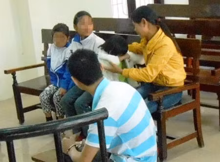 Trong suốt phiên tòa, Vũ Trung Trường đều ngoái đầu nhìn về phía vợ và 3 đứa con đang nức nở.