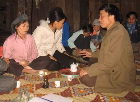 Bà Nông Thị Lợi (ngoài cùng bên trái) đau đớn trước cái chết của 2 người con trai và 4 người hàng xóm.