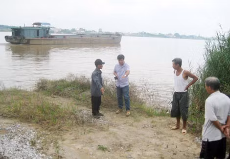 Tại hiện trường người dân mô tả việc vớt thi thể nạn nhân. Ảnh: Việt Anh.