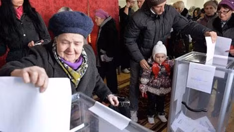 Người dân miền Đông Ukraina nô nức đi bầu cử ngày 2/11/2014.