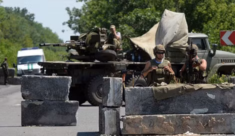 Quân đội chính phủ Ukraina đang khép chặt vòng vây thành phố Donetsk.