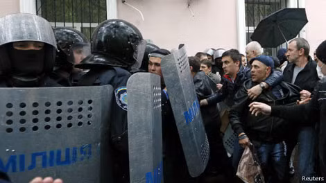 Cảnh sát Odessa và phe ly khai thân Nga đụng độ.
