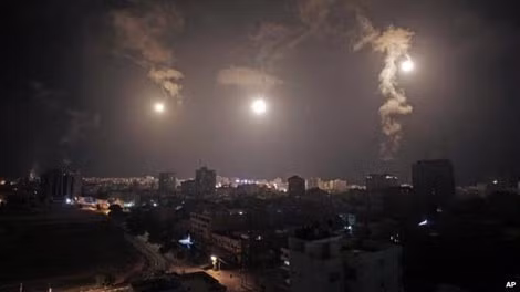 Pháo của Israel bay sáng trời Gaza vào sáng sớm ngày 29/7/2014.