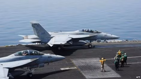 Một chiếc máy bay chiến đấu FA-18 cất cánh từ tàu sân bay USS George Bush ở vùng Vịnh tiến hành không kích ISIS.
