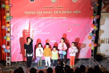 Ca sỹ Thái Thùy Linh trình bày những ca khúc sôi động và hát giao lưu liên khúc các bài hát thiếu nhi.