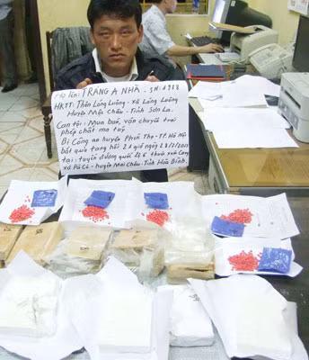 Ông trùm ma túy Tráng A Nhà và tang vật thu được.