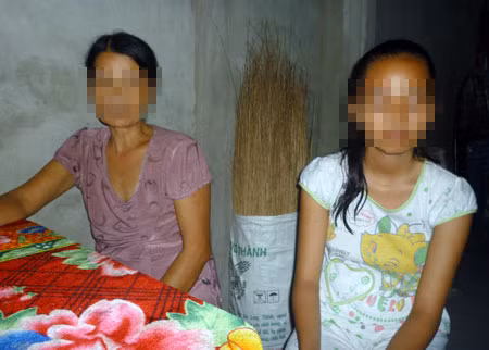 Bà Phạm Thị Tý và bé N. kể lại câu chuyện với PV.