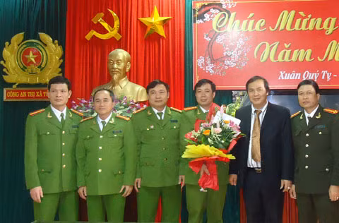 Chủ tịch UBND thị xã Từ Sơn trao thưởng cho lực lượng Công an vì thành tích đấu tranh với tội phạm ma túy.