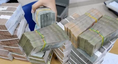 Mất gần 6 tỉ đồng để mua 2 mảnh giấy lộn ảnh 1