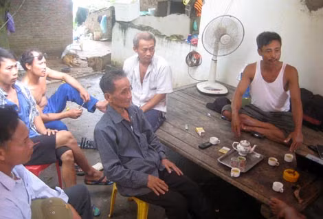 Anh Nguyễn Văn Hùng (ngoài cùng, bên phải) thuật lại việc vớt thi thể nạn nhân. Ảnh: Việt Anh.