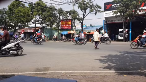 Khách vào bãi giữ xe trá hình Trân Bảo Trân.
