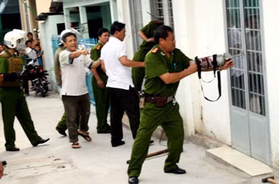 Dũng cảm tấn công tội phạm. Khống chế tội phạm.