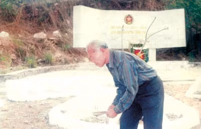 Thượng tướng Cao Đăng Chiếm đang thắp hương các mộ phần liệt sĩ - năm 1995.