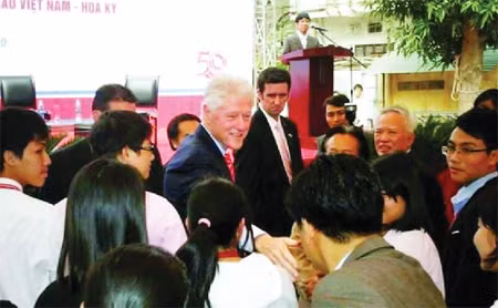 Cựu Tổng thống Bill Clinton được chào đón nồng nhiệt tại Đại học Ngoại thương.
