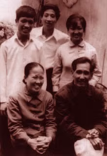 Nhà văn Thanh Châu và gia đình.